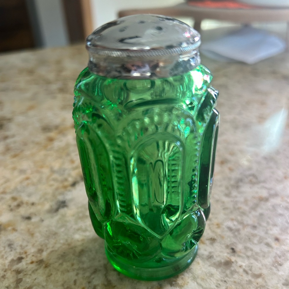 LE Smith Moon And Star Glass Light Apple Green Salt And Pepper Shaker